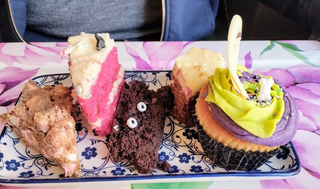 ☕🛥️🕸️🐈‍⬛👻 und 🌊